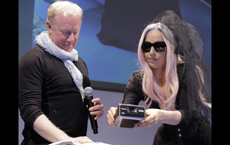 Gaga estuvo acompañada por el presidente de Polaroid, Bobby Sager. AP  /