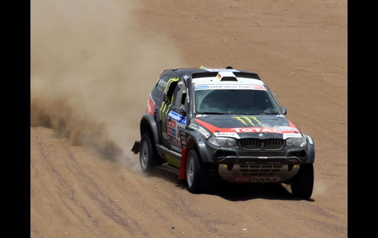 El piloto francés Stéphane Peterhansel al llegar a Iquique, Chile, durante el especial de la quinta etapa del Rally Dakar 2011. EFE  /