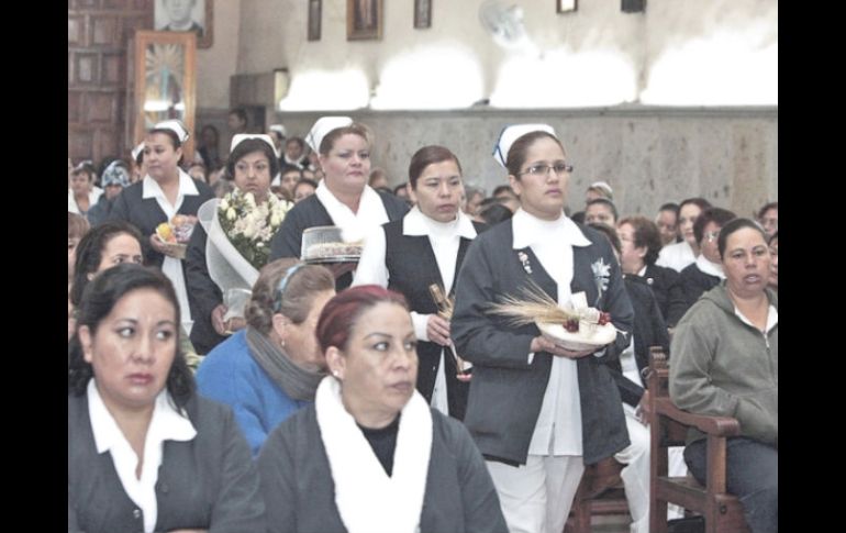 Para celebrar a los profesionales de la enfermería en su día, se realizó una misa en el templo de Nuestra Señora de Belén. ESPECIAL  /