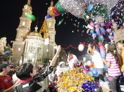 La monumental piñata que se rompió en Tepatitlán pesaba 350 kilogramos. A. CAMACHO  /