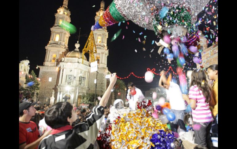 La monumental piñata que se rompió en Tepatitlán pesaba 350 kilogramos. A. CAMACHO  /