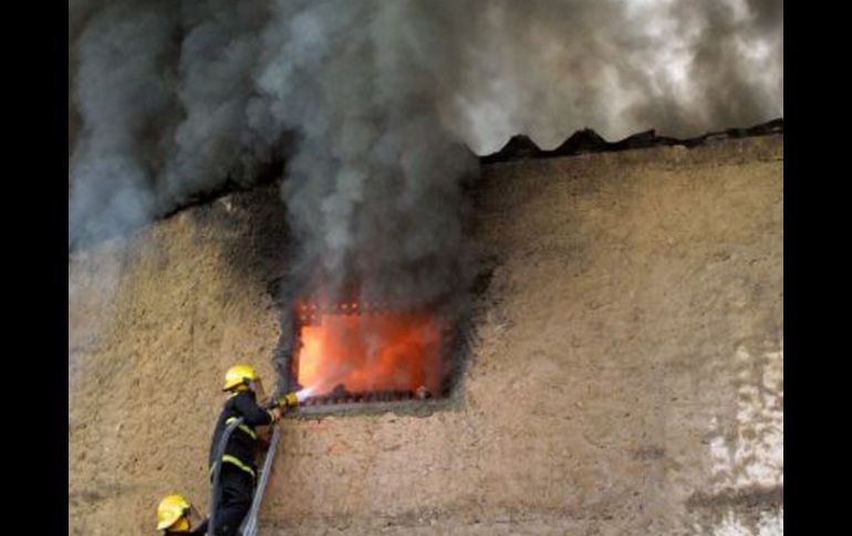 Elementos del Cuerpo de Bomberos sofocaron el incendio. ARCHIVO  /