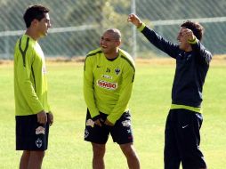 Humberto Suazo (centro) conversa con sus compañeros en un entrenamiento. MEXSPORT  /