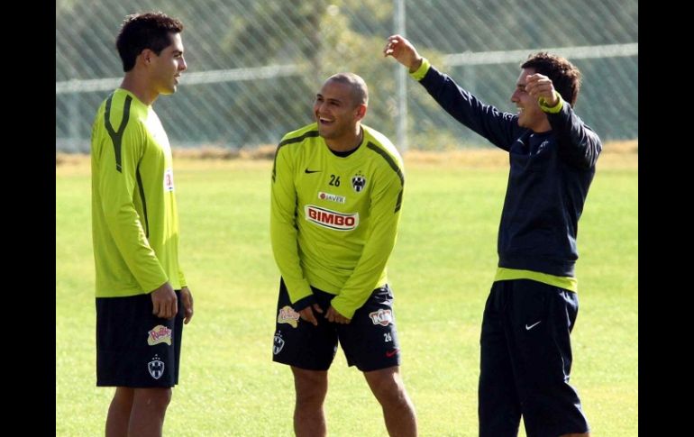 Humberto Suazo (centro) conversa con sus compañeros en un entrenamiento. MEXSPORT  /