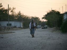 Un inmigrante peruano atraviesa la ciudad de Arriaga, Chiapas, donde activistas emprendieron la carvana pro-inmigrantes. AP  /