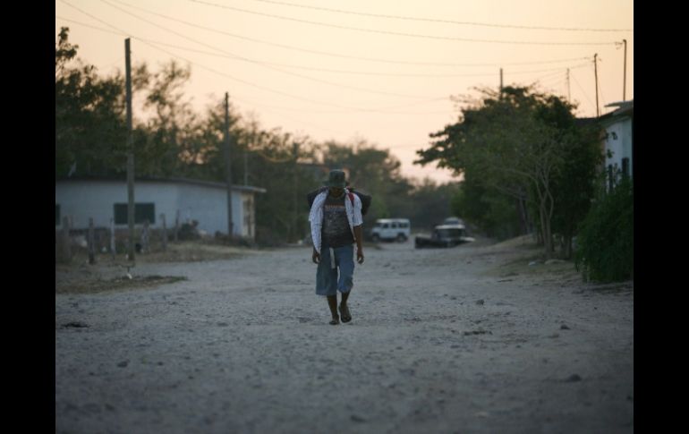 Un inmigrante peruano atraviesa la ciudad de Arriaga, Chiapas, donde activistas emprendieron la carvana pro-inmigrantes. AP  /