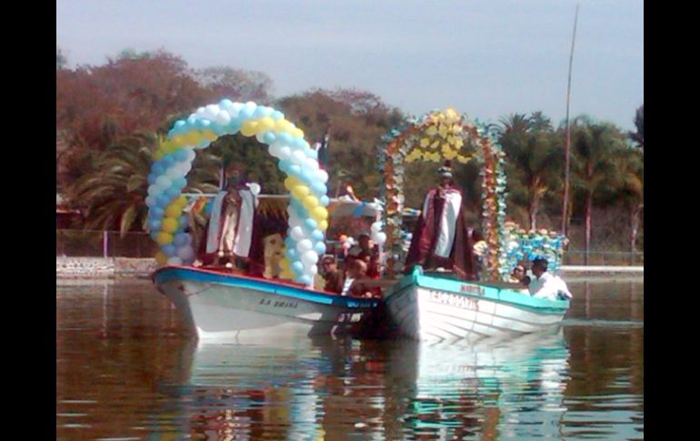 Las imágenes de los Santos Reyes son paseados en lancha por la laguna de Cajititlán. I DE LOZA  /