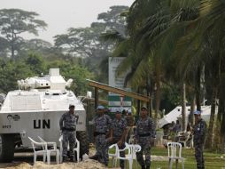 Soldados de las Naciones Unidas de Jordania  hacen guardia fuera del hotel Golf  en Abidján, Costa de Marfil. AP  /