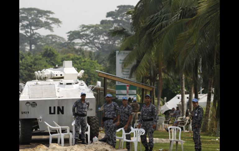 Soldados de las Naciones Unidas de Jordania  hacen guardia fuera del hotel Golf  en Abidján, Costa de Marfil. AP  /