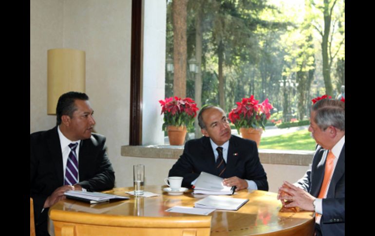 Calderón, durante la reunión con el gobernador de Tamaulipas, Egidio Torre Cantú  y  Francisco Blake Mora. NTX  /