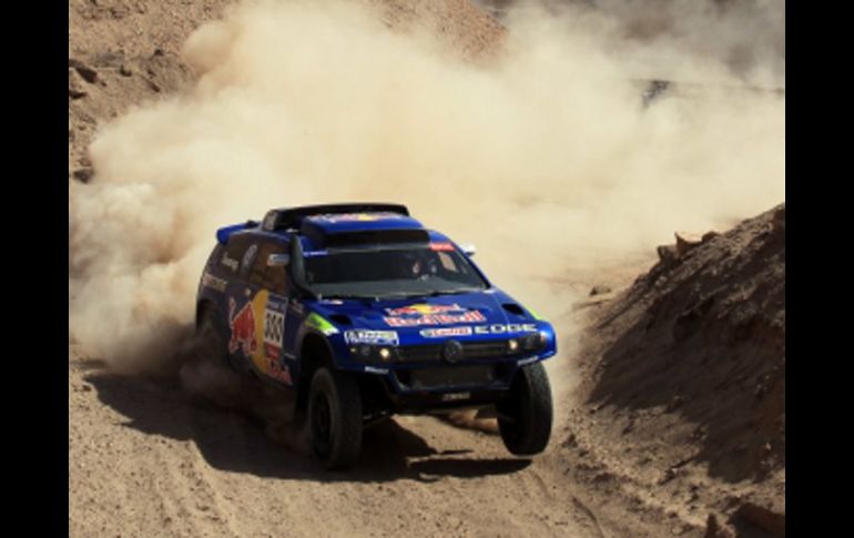 El piloto español Carlos Sainz se adjudicó la sexta etapa del Rally de Dakar 2011. EFE  /