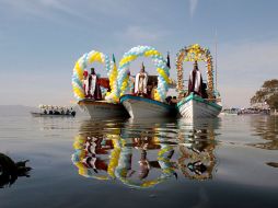 Los tres Reyes Magos realizaron la procesión anual que engalanan desde hace más de 300 años en el poblado de Cajititlán. S. NÚÑEZ  /