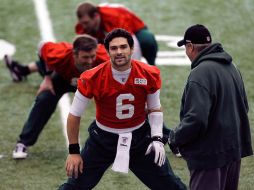 El mariscal de los Jets platica con el entrenador en jefe, Rex Ryan, en un entrenamiento previo al partido contra Potros. AP  /