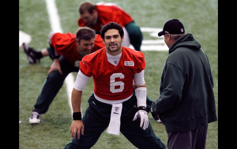 El mariscal de los Jets platica con el entrenador en jefe, Rex Ryan, en un entrenamiento previo al partido contra Potros. AP  /