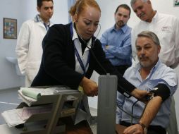 Tras inaugurar un centro de salud en la comunidad de Milpillas, se revisó la presión arterial. M. FRYRIA  /