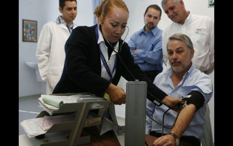 Tras inaugurar un centro de salud en la comunidad de Milpillas, se revisó la presión arterial. M. FRYRIA  /