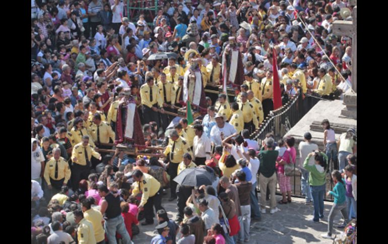 Varios miles de creyentes acudieron a la procesión de los Reyes Magos en Cajititlán. S NUÑEZ  /