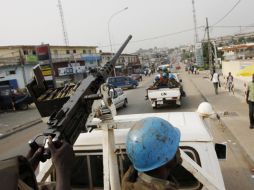 Tropas de las Naciones de la patrulla de Nigeria circulando por las calles. AP  /