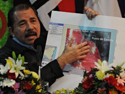 Daniel Ortega, presidente de Nicaragua, marca en un mapa la zona de conflicto limítrofe. ARCHIVO  /