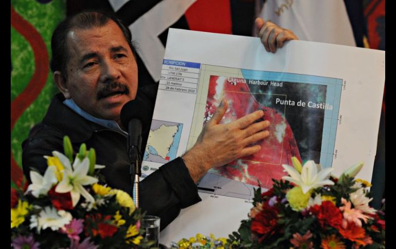 Daniel Ortega, presidente de Nicaragua, marca en un mapa la zona de conflicto limítrofe. ARCHIVO  /