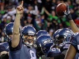 Matt Hasselbeck festeja con sus compañeros de equipo la victoria sobre los campeones de la NFL. AP  /