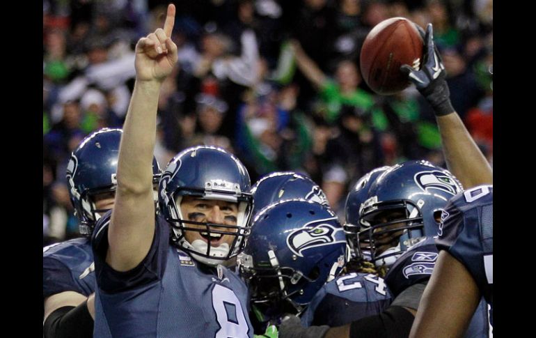 Matt Hasselbeck festeja con sus compañeros de equipo la victoria sobre los campeones de la NFL. AP  /