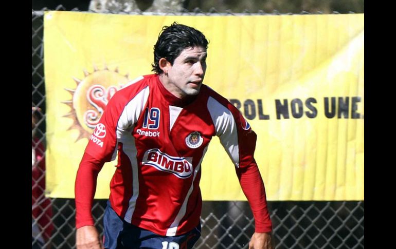 El defensivo tapatío Jonny Magallón, en una de las prácticas previas al encuentro de hoy. MEXSPORT  /