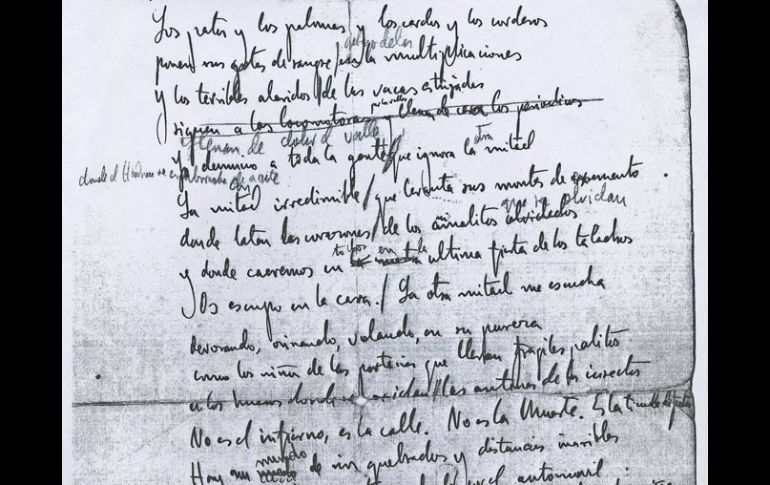 En el borrador se pueden apreciar versos que no aparecieron en la edición final. EFE  /