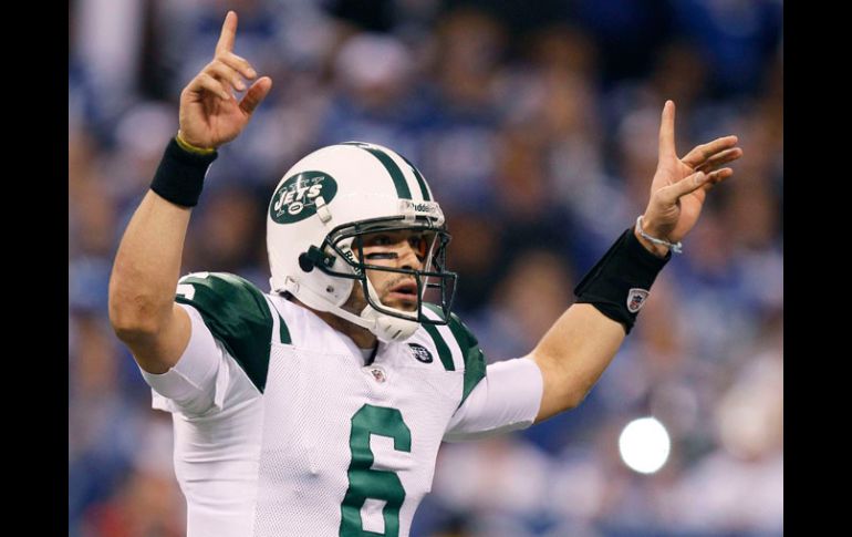 Mark Sánchez celebra un pase completo, en el partido de hoy, donde Jets avanza a la siguiente fase de los playoffs en la NFL. REUTERS  /