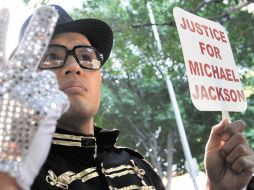 Fanáticos de Michael Jackson piden justicia para el artista, a las afueras de la Corte de Los Ángeles. AFP  /