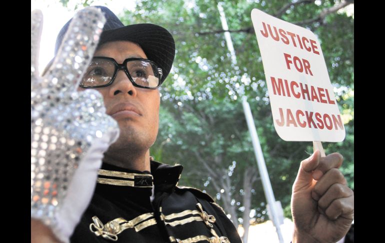 Fanáticos de Michael Jackson piden justicia para el artista, a las afueras de la Corte de Los Ángeles. AFP  /