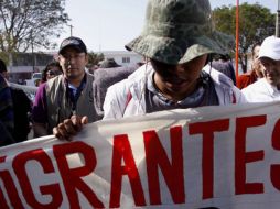 Migrantes que integran la caravana ''Paso a paso hacia la Paz'' arribaron ayer en marcha a la estación del tren de Chahuites. NTX  /