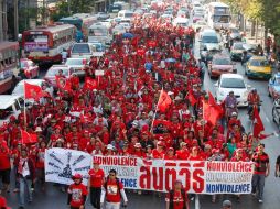 Al menos 10 mil partidarios del frente antigubernamental, marcharon por las calles del centro de Bangkok. REUTERS  /