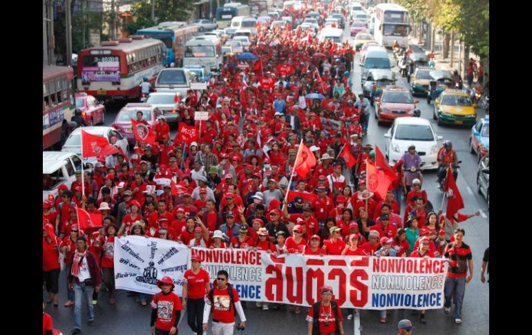 Al menos 10 mil partidarios del frente antigubernamental, marcharon por las calles del centro de Bangkok. REUTERS  /