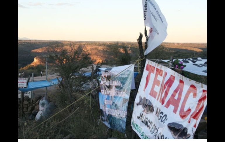 Mantas de rechazo a la Presa El Zapotillo han sido colocadas en los pueblos afectados, como Temacapulín. ARCHIVO  /