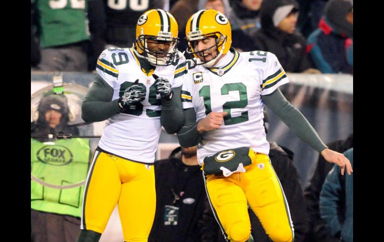 El receptor James Jones (izq.) y el mariscal Aaron Rodgers, de Green Bay, celebran una anotación. AP  /