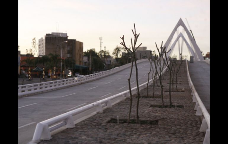 La construcción del puente atirantado inició en 2010 y concluye este año. M. FREYRÍA  /