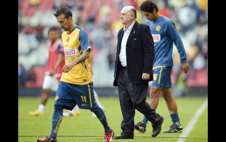 Manuel Lapuente retirándose del partido ante el Pachuca donde fueron derrotados. AFP  /