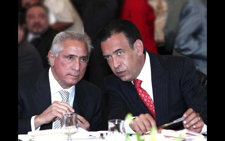 Joel Ayala Almeida, secretario general de la FSTSE, y Humberto Moreira, presidente electo del PRI, hoy durante una comida. EL UNIVERSAL  /