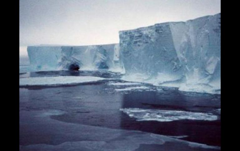 Los efectos acutuales en los mares son ''La punta del iceberg''.EFE  /