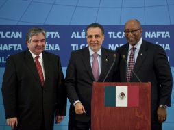 Bruno Ferrari (c) , el representante comercial estadounidense, Ron Kirk (d), y el ministro de Comercio de Canadá, Peter Van Loan. AFP  /