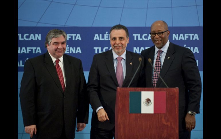 Bruno Ferrari (c) , el representante comercial estadounidense, Ron Kirk (d), y el ministro de Comercio de Canadá, Peter Van Loan. AFP  /