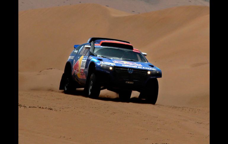 Nasser Al-Attiyah, abordo de su automovil, durante la octava fecha del Rally Dakar Sudamericano. REUTERS  /