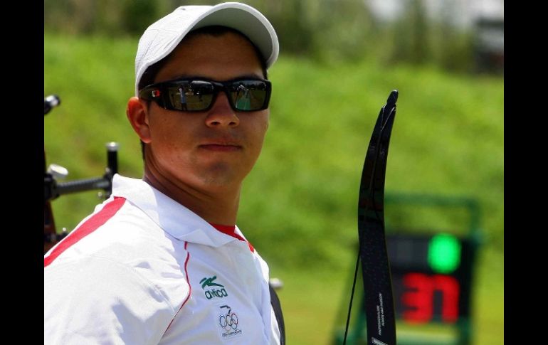 El arquero mexicano Juan René Serrano buscará la medalla en Londres 2012. MEXSPORT  /