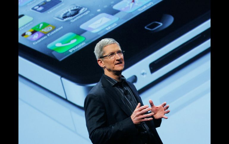 Durante la presentación Tim Cook calificó el acuerdo como 'el principio de una gran relación entre Verizon y Apple'. AFP  /