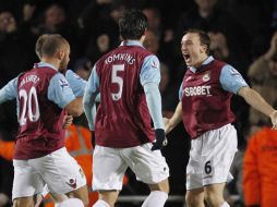 El West Ham dio un paso importante para llegar a la final de la Carling Cup.  /