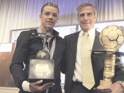 D’Alessandro y Tabárez fueron galardonados como mejor jugador y mejor entrenador de América en 2010, respectivamente. EFE  /