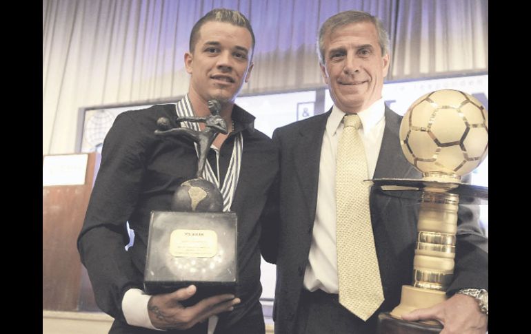 D’Alessandro y Tabárez fueron galardonados como mejor jugador y mejor entrenador de América en 2010, respectivamente. EFE  /