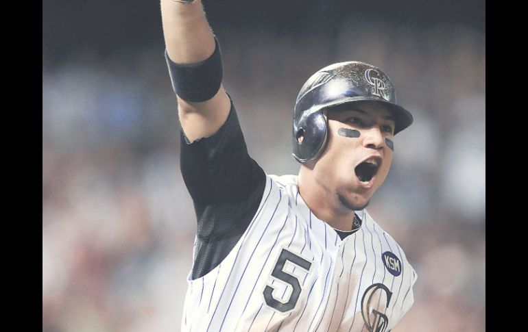 Carlos González ganó el Bat de Plata y Guante de Oro en la temporada 2010 de las Grandes Ligas. AP  /