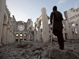 Un hombre observa las ruinas de la Catedral de Nuestra señora de la Asunción, en Puerto Príncipe. AP  /